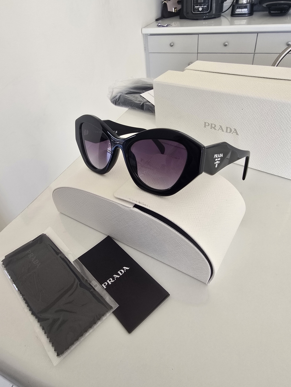 Prada Spr 07ys Black Cat-Eye Sunglasses l